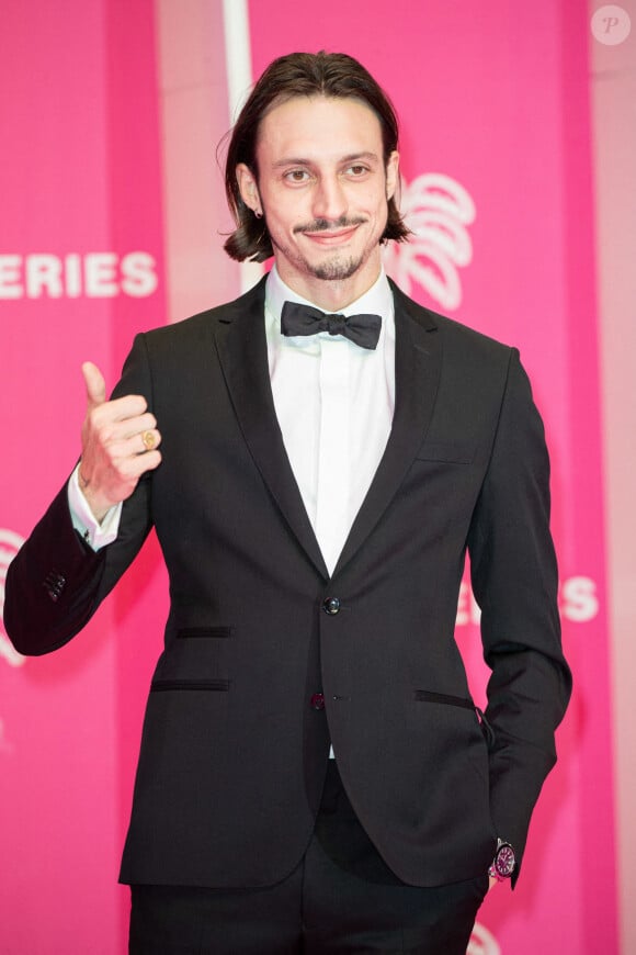 Romeo Elvis pose sur le tapis rose du Festival de Cannes le 9 octobre 2021. Marco Piovanotto/ABACAPRESS.COM