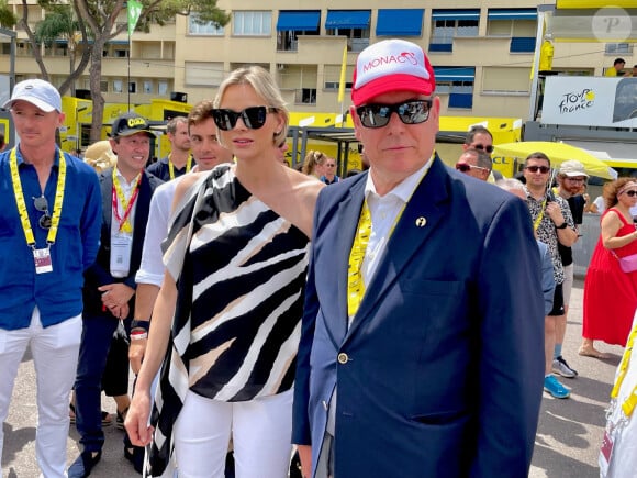 Le couple était présent au départ de l'ultime contre-la-montre entre Monaco et Nice le samedi 20 juillet 2024
Le Prince Albert et la Princesse Charlène de Monaco au départ de la 20ème et dernière étape de la 111ème édition du Tour de France à Monaco le 21 juillet 2024. Fabien Faure/Bestimage 