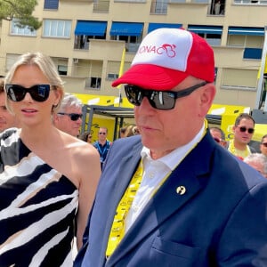 Le Prince Albert et la Princesse Charlène de Monaco avaient choisi des tenues assorties ce jour-là
Le Prince Albert et la Princesse Charlène de Monaco au départ de la 20ème et dernière étape de la 111ème édition du Tour de France à Monaco le 21 juillet 2024. Fabien Faure/Bestimage 