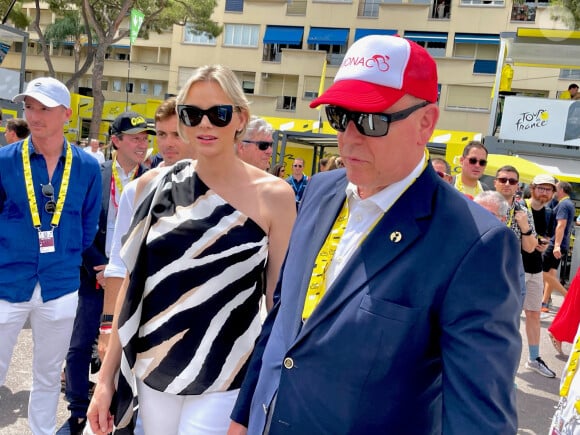 Le Prince Albert et la Princesse Charlène de Monaco avaient choisi des tenues assorties ce jour-là
Le Prince Albert et la Princesse Charlène de Monaco au départ de la 20ème et dernière étape de la 111ème édition du Tour de France à Monaco le 21 juillet 2024. Fabien Faure/Bestimage 