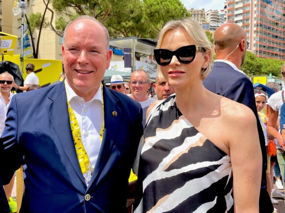 Le souverain monégasque portait comme à son habitude un élégant costume
Le Prince Albert et la Princesse Charlène de Monaco au départ de la 20ème et dernière étape de la 111ème édition du Tour de France à Monaco le 21 juillet 2024. Fabien Faure/Bestimage 