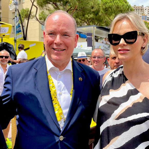 Le souverain monégasque portait comme à son habitude un élégant costume
Le Prince Albert et la Princesse Charlène de Monaco au départ de la 20ème et dernière étape de la 111ème édition du Tour de France à Monaco le 21 juillet 2024. Fabien Faure/Bestimage 