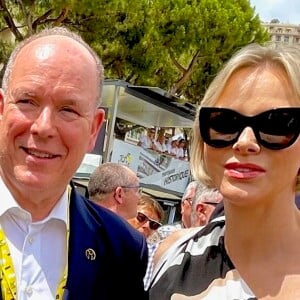 Son épouse avait quant à elle opté pour un top one-shoulder au motif zèbre
Le Prince Albert et la Princesse Charlène de Monaco au départ de la 20ème et dernière étape de la 111ème édition du Tour de France à Monaco le 21 juillet 2024. Fabien Faure/Bestimage 