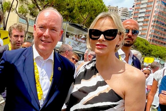 Son épouse avait quant à elle opté pour un top one-shoulder au motif zèbre
Le Prince Albert et la Princesse Charlène de Monaco au départ de la 20ème et dernière étape de la 111ème édition du Tour de France à Monaco le 21 juillet 2024. Fabien Faure/Bestimage 