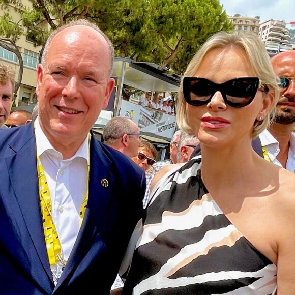 Son épouse avait quant à elle opté pour un top one-shoulder au motif zèbre
Le Prince Albert et la Princesse Charlène de Monaco au départ de la 20ème et dernière étape de la 111ème édition du Tour de France à Monaco le 21 juillet 2024. Fabien Faure/Bestimage 