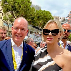 Le Prince Albert et la Princesse Charlène de Monaco ont assisté à la dernière étape du Tour de France cette année
Le Prince Albert et la Princesse Charlène de Monaco au départ de la 20ème et dernière étape de la 111ème édition du Tour de France à Monaco. Fabien Faure/Bestimage 