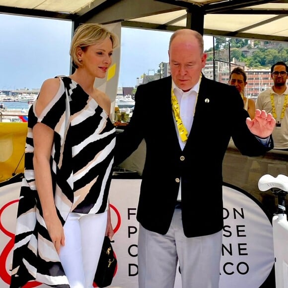 Le Prince Albert et la Princesse Charlène de Monaco au départ de la 20ème et dernière étape de la 111ème édition du Tour de France à Monaco le 21 juillet 2024. Fabien Faure/Bestimage 