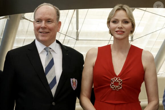 Le prince Albert II et la princesse Charlène de Monaco - Le prince Albert II et la princesse Charlène de Monaco ont inauguré l'exposition "La Flamme Olympique au fil du temps" qui présente la collection de torches olympiques du prince Souverain, sous la verrière du Grimaldi Forum à Monaco, le 18 juillet 2024. La collection personnelle de torches olympiques du prince Albert II est un hommage à l'héritage olympique de la famille princière de Monaco. De l'illustre John B. Kelly Sr., grand-père maternel du Prince Albert II, médaillé d'or en aviron aux Jeux de 1920 et 1924, aux participations olympiques de la Princesse Charlène et du Prince Albert II lui-même, cette exposition célèbre une passion familiale pour le sport, transmise de génération en génération. Cette exposition est organisée à l'occasion du centenaire de la médaille d'or en aviron du grand-père maternel du prince Albert II de Monaco. © Claudia Albuquerque/Bestimage 