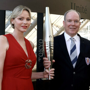 Le prince Albert II et la princesse Charlène de Monaco - Le prince Albert II et la princesse Charlène de Monaco ont inauguré l'exposition "La Flamme Olympique au fil du temps" qui présente la collection de torches olympiques du prince Souverain, sous la verrière du Grimaldi Forum à Monaco, le 18 juillet 2024. La collection personnelle de torches olympiques du prince Albert II est un hommage à l'héritage olympique de la famille princière de Monaco. De l'illustre John B. Kelly Sr., grand-père maternel du Prince Albert II, médaillé d'or en aviron aux Jeux de 1920 et 1924, aux participations olympiques de la Princesse Charlène et du Prince Albert II lui-même, cette exposition célèbre une passion familiale pour le sport, transmise de génération en génération. Cette exposition est organisée à l'occasion du centenaire de la médaille d'or en aviron du grand-père maternel du prince Albert II de Monaco. © Claudia Albuquerque/Bestimage 