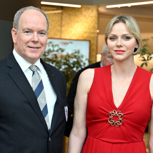 Le prince Albert II et la princesse Charlène de Monaco - Le prince Albert II et la princesse Charlène de Monaco ont inauguré l'exposition "La Flamme Olympique au fil du temps" qui présente la collection de torches olympiques du prince Souverain, sous la verrière du Grimaldi Forum à Monaco, le 18 juillet 2024. La collection personnelle de torches olympiques du prince Albert II est un hommage à l'héritage olympique de la famille princière de Monaco. De l'illustre John B. Kelly Sr., grand-père maternel du Prince Albert II, médaillé d'or en aviron aux Jeux de 1920 et 1924, aux participations olympiques de la Princesse Charlène et du Prince Albert II lui-même, cette exposition célèbre une passion familiale pour le sport, transmise de génération en génération. Cette exposition est organisée à l'occasion du centenaire de la médaille d'or en aviron du grand-père maternel du prince Albert II de Monaco. © Bruno Bebert/Bestimage 