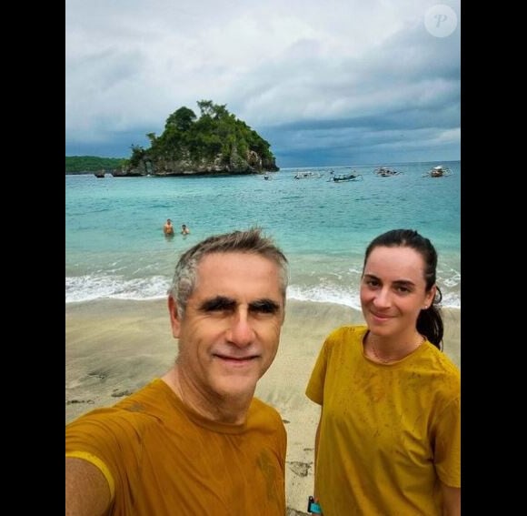 Laurent Jalabert a pris un selfie sur lequel on peut voir  Marion Limouzy et leurs deux chiens
 
Laurent Jalabert et Marion sur Instagram