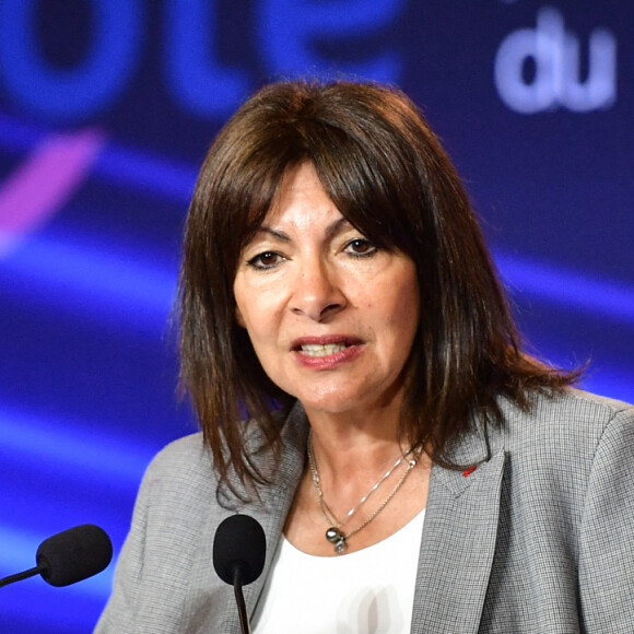 La Maire de Paris Anne Hidalgo à l'inauguration de l'extension du RER E, à la Défense , le 3 mai 2024. © Firas Abdullah/Pool/Bestimage