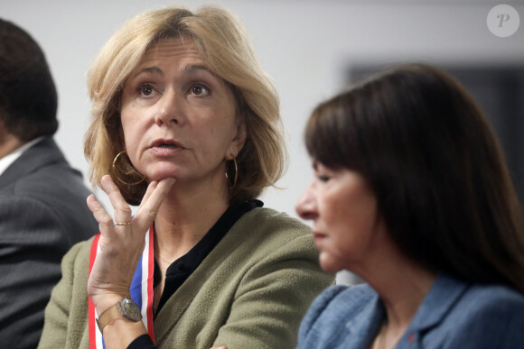 Le président français, accompagné de Anne Hidalgo, maire de Paris et Valérie Pecresse inaugure le centre aquatique olympique (CAO) à Saint-Denis, Seine Saint-Denis, le 4 avril 2024, à quatre mois de l'ouverture des Jeux olympiques et paralympiques Paris 2024. © Stéphane Lemouton/Bestimage