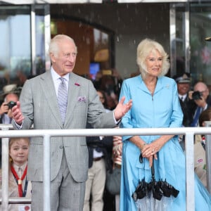 Le roi Charles III d'Angleterre et la reine Camilla (Camilla Parker Bowles, reine consort d'Angleterre) regardent la King's Parade lors d'une visite officielle à Jersey le 15 juillet 2024 à St Helier, Jersey. (Ian Vogler/MirrorPix/Bestimage)