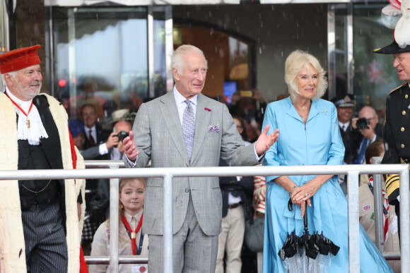 Le roi Charles III d'Angleterre et la reine Camilla (Camilla Parker Bowles, reine consort d'Angleterre) regardent la King's Parade lors d'une visite officielle à Jersey le 15 juillet 2024 à St Helier, Jersey. (Ian Vogler/MirrorPix/Bestimage)