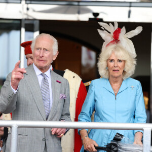 Le roi Charles III d'Angleterre et la reine Camilla (Camilla Parker Bowles, reine consort d'Angleterre) regardent la King's Parade sous une pluie torrentielle lors d'une visite officielle à Jersey le 15 juillet 2024 à St Helier, Jersey. (Mirrorpix / Bestimage)