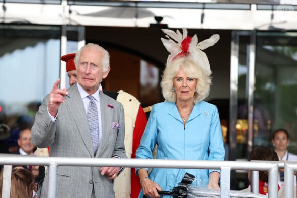 Le roi Charles III d'Angleterre et la reine Camilla (Camilla Parker Bowles, reine consort d'Angleterre) regardent la King's Parade sous une pluie torrentielle lors d'une visite officielle à Jersey le 15 juillet 2024 à St Helier, Jersey. (Mirrorpix / Bestimage)