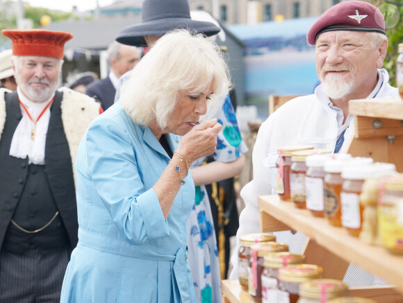 La reine Camilla (Camilla Parker Bowles, reine consort d'Angleterre) goûte du miel lors de l'événement Jersey Expo à Weighbridge Place. Weighbridge Place, Jersey. © Alpha Press/Bestimage