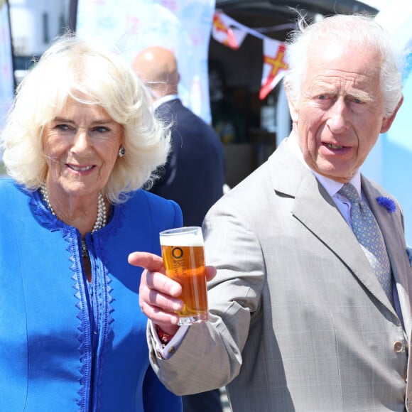 Fiers représentants de la couronne anglaise, le roi Charles III et la reine Camilla sont constamment sur tous les fronts !
Le roi Charles III d'Angleterre et Camilla Parker Bowles, reine consort d'Angleterre, en visite officielle à Guernesey à Saint-Pierre-Port.