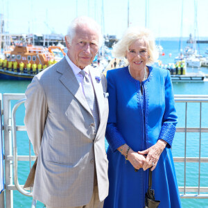 Durant deux jours, la semaine passée, le couple royal s'est envolé sur les îles Anglo-Normandes, dépendances de la Couronne.
Le roi Charles III d'Angleterre et Camilla Parker Bowles, reine consort d'Angleterre, en visite officielle à Guernesey à Saint-Pierre-Port, le 15 juillet 2024. 