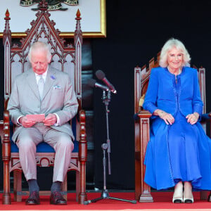 Le roi Charles III d'Angleterre et Camilla Parker Bowles, reine consort d'Angleterre, en visite officielle à Guernesey à Saint-Pierre-Port, le 15 juillet 2024. 