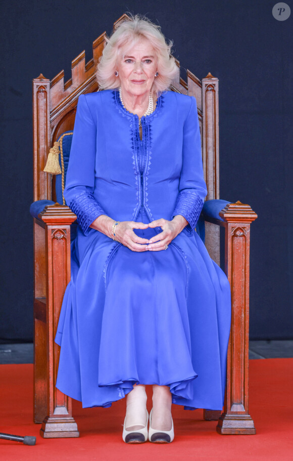 La reine Camilla (Camilla Parker Bowles, reine consort d'Angleterre) assiste à la séance spéciale des États de délibération du Parlement de Guernesey lors d'une visite officielle à Guernesey le 16 juillet 2024 à St Peter Port, Guernesey. © Ian Vogler/MirrorPix/bestimage