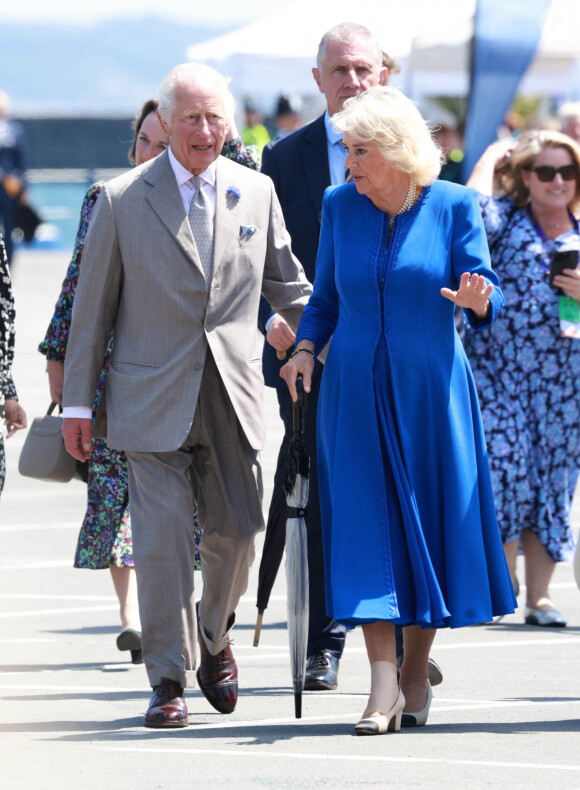 Le duo a pu visiter l'île de Jersey avant de poursuivre sur l'île de Guernesey tout en célébrant les liens historiques qui unissent ces territoires au clan Windsor.
Le roi Charles III d'Angleterre et la reine Camilla (Camilla Parker Bowles, reine consort d'Angleterre) visitent Guernesey le mardi 16 juillet 2024. Ian Vogler/MirrorPix/Bestimage