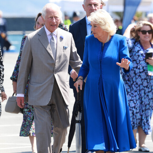 Le duo a pu visiter l'île de Jersey avant de poursuivre sur l'île de Guernesey tout en célébrant les liens historiques qui unissent ces territoires au clan Windsor.
Le roi Charles III d'Angleterre et la reine Camilla (Camilla Parker Bowles, reine consort d'Angleterre) visitent Guernesey le mardi 16 juillet 2024. Ian Vogler/MirrorPix/Bestimage