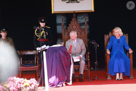 La reine Camilla (Camilla Parker Bowles, reine consort d'Angleterre) assiste à la séance spéciale des États de délibération du Parlement de Guernesey lors d'une visite officielle à Guernesey le 16 juillet 2024 à St Peter Port, Guernesey. © Ian Vogler/MirrorPix/bestimage