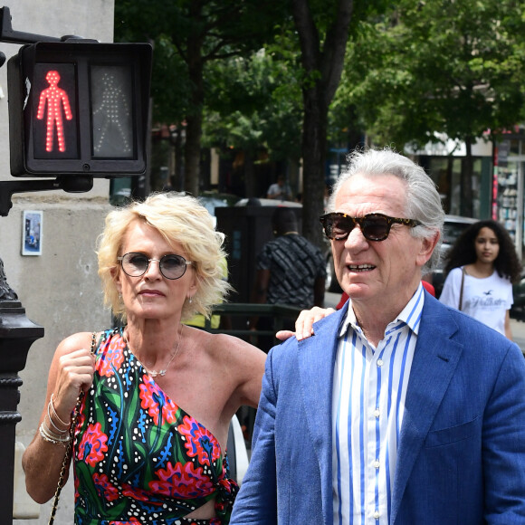 Sophie Davant et son compagnon William Leymergie - Mariage de Claude Lelouch à la mairie du 18ème à Paris. Le 17 juin 2023