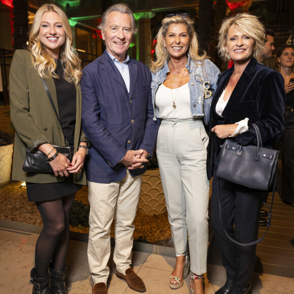 Exclusif - Valentine Sled, William Leymergie, Caroline Margeridon et Sophie Davant lors de l'inauguration du Restaurant & Bar 19.20 by Norbert Tarayre à l'hôtel Prince de Galles à Paris le 10 octobre 2023. Le 10 octobre dernier, le tout Paris avait rendez-vous dans ce qui s’annonce comme le bistrot du Triangle d’Or Parisien. Le Chef Norbert Tarayre aidé de l’agence The Atrenders et l’hôtel Prince de Galles ont organisé une pendaison de crémaillère des plus étonnantes. Au sein de ce mythique établissement de l’Avenue George V, tous les univers ont répondu présent : le monde de la télévision, le monde de la chanson, le monde du cinéma, le monde de la gastronomie , le monde sportif et enfin le monde des influenceurs. Une soirée incroyable ! C’est au milieu de danseuses du Moulin Rouge, d’un magicien et d’une caricaturiste que le chef Norbert Tarayre a annoncé le programme de son nouveau restaurant « 19.20 La table de Norbert », un menu à 49e (entrée/plat/dessert), une rôtisserie à partager et un plat à l’ardoise. Pour l’ouverture ce jeudi 12 octobre, Norbert Tarayre veut frapper fort, le plat du jour : Les Moules Frites ! Une soirée où tous les mondes se sont réunis pour créer une nouvelle atmosphère rarement ressentie à Paris. Le sentiment que tout le monde peut échanger, se rencontrer autour de mets extrêmement simples. Cette pendaison de crémaillère a donné un magnifique aperçu de ce que Norbert Tarayre et le Prince de Galles souhaitent mettre en place. Ouverture officielle le 12 octobre à 12H. Pierre Perusseau / Coadic Guirec / Bestimage  Exclusive - No web en Suisse / Belgique Grand openning of Restaurant & Bar 19.20 by Norbert Tarayre at the Prince de Galles Hotel in Paris on 10 October 2023 