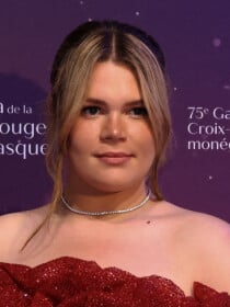 Camille Gottlieb supporte une robe de 12 kilos retouchée par sa mère Stéphanie de Monaco