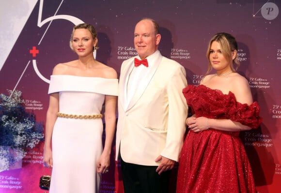 Cette année, c'est le 19 juillet que le gratin du Rocher s'est réuni au Sporting Monte-Carlo à Monaco. 
Le prince Albert II et la princesse Charlene de Monaco, Camille Gottlieb - 75ème édition du Gala de la Croix Rouge monégasque au Sporting Monte-Carlo à Monaco le vendredi 19 juillet 2024. © Jean-François Ottonello / Nice-Matin / Bestimage