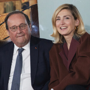 Intéressons-nous aujourd'hui à Julie Gayet et François Hollande
François Hollande et sa femme Julie Gayet assistent au match opposant C. Alcaraz à S. Tsitsipas lors des Internationaux de France de tennis de Roland Garros à Paris. © Jacovides-Moreau/Bestimage