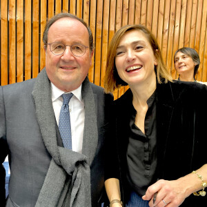 Cela concerne le domaine artistique 
Julie Gayet et son mari François Hollande lors de la 41ème Foire du Livre de Brive dans La Halle Brassens, à Brive-la-Gaillarde, France, le 11 novembre 2023. © Fabien Faure/Bestimage