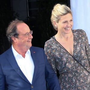 Chose qu'ils n'ont pas toujours !
Julie Gayet et son mari François Hollande aux arrivées sur le tapis bleu de la 16ème édition du festival du film francophone de Angoulême le 25 août 2023. © Coadic Guirec / Bestimage 