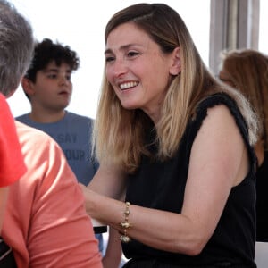 Car l'actrice est à l'affiche du film "C'est quoi cette famille ?!" diffusée ce soir sur "M6"
Exclusif - Julie Gayet pour la signature de son livre "Ensemble on est plus fortes" le 6 mai 2023 à Arcachon, lors du Rendez vous littéraire "La plage aux écrivains". © Jean-Marc Lhomer / Bestimage 