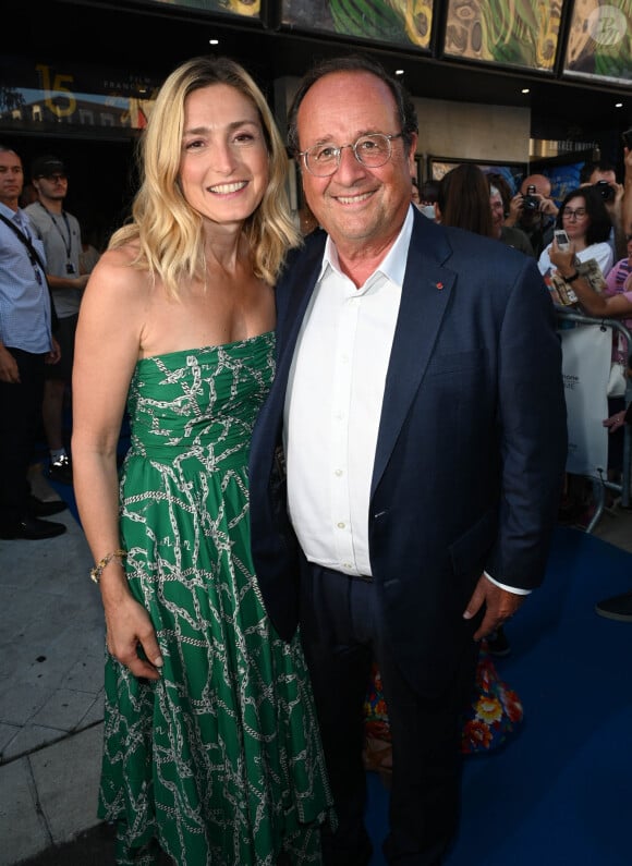 Julie Gayet et son mari François Hollande lors du 15ème festival du film francophone de Angoulême (jour 4) au cinéma CGR à Angoulême, France, le 26 août 2022. © Coadic Guirec/Bestimage 