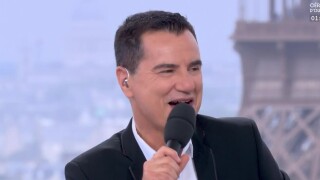 Laurent Luyat pas fan de la prestation d'une chanteuse, il ne se gêne pas pour le dire en plein direct ! (VIDEO)