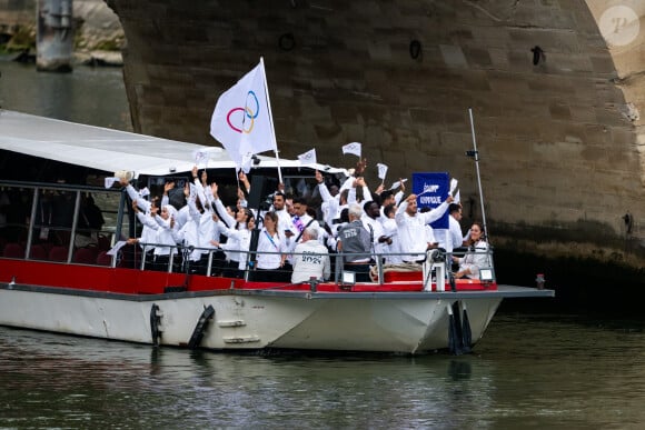 Un drame compliquée à quelques heures des premières rencontres
Les délégations défilent sur la Seine lors de la cérémonie d'ouverture des JO de Paris 2024, le 26 juillet 2024