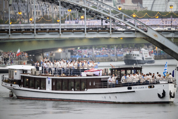 Les délégations défilent sur la Seine lors de la cérémonie d'ouverture des JO de Paris 2024, le 26 juillet 2024