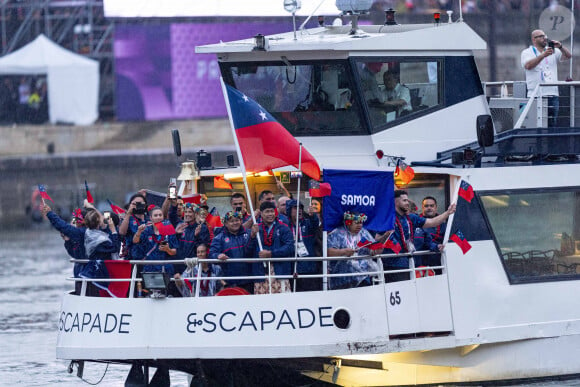 Quelques heures avant le défilé des délégations lors de la cérémonie d'ouverture des JO de Paris 2024, 
Îles Samoa - Les délégations sur la seine pour la cérémonie d'ouverture des Jeux Olympiques (JO) de Paris 2024, à Paris, France, le 26 juillet 2024. Jacovides-Perusseau/Bestimage 