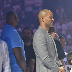 Tony Parker et ses enfants au match de préparation aux Jeux Olympiques Paris 2024 entre la France à la Serbie (67-79) à Decines-Charpieu, France, le 12 juillet 2024. © Frédéric Chambert/Panoramic/Bestimage