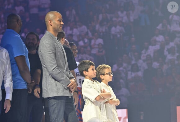 Tony Parker et ses enfants au match de préparation aux Jeux Olympiques Paris 2024 entre la France à la Serbie (67-79) à Decines-Charpieu, France, le 12 juillet 2024. © Frédéric Chambert/Panoramic/Bestimage