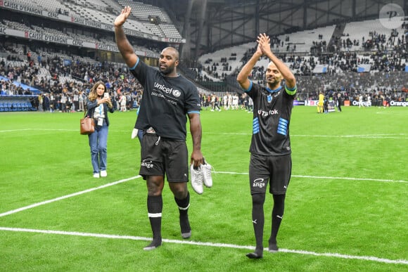 Teddy Riner, Tony Parker - Match des héros entre l'équipe OM Legends et l'équipe UNICEF au stade Orange Velodrome à Marseille le 13 octobre 2021. Soutenu par la Fondation D. Drogba, Orange et l'Olympique de Marseille, l'Unicef a organisé cette rencontre afin de financer un projet d'accès à l'éducation en Côte d'Ivoire. La Team OM de légende s'impose 7-4 au stade Vélodrome face à la Team Unicef. © Jean-René Santini/Bestimage 