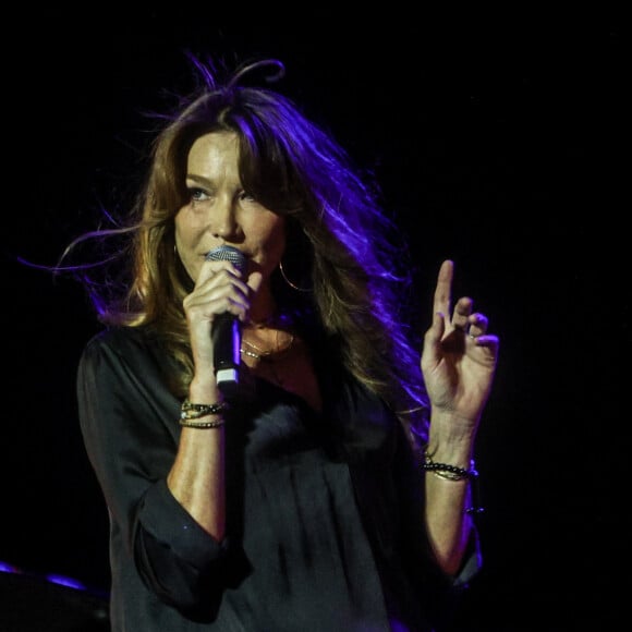 La chanteuse et mannequin Carla Bruni lors d'une représentation au festival Veranos de la Villa 2024 au Centro de Cultura Contemporánea Conde Duque le 28 juillet 2024 à Madrid, Espagne.
