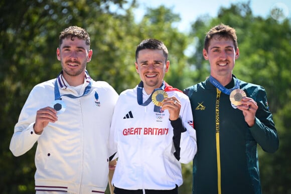 Victor Koretzky ( FRA ) - Tom Pidcock ( GBR ) and Alan Hatherly ( GBR ) lors du podium de l'épreuve de cross country de VTT, JO de Paris 2024 le 29 juillet 2024. © Federico Pestellini / DPPI / Panoramic / Bestimage