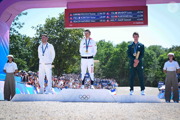 Victor Koretzky ( FRA ) - Tom Pidcock ( GBR ) and Alan Hatherly ( GBR )  lors du podium de l'épreuve de cross country de VTT, JO de Paris 2024 le 29 juillet 2024 © Federico Pestellini / DPPI / Panoramic / Bestimage