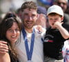 Victor Koretzky en fête avec sa femme Léa et leur fils
Victor Koretzky fête sa médaille d'argent aux JO de Paris après l'épreuve de cross country de VTT, avec sa femme Léa et leur fils. Photo by Nicolas Gouhier/ABACAPRESS.COM