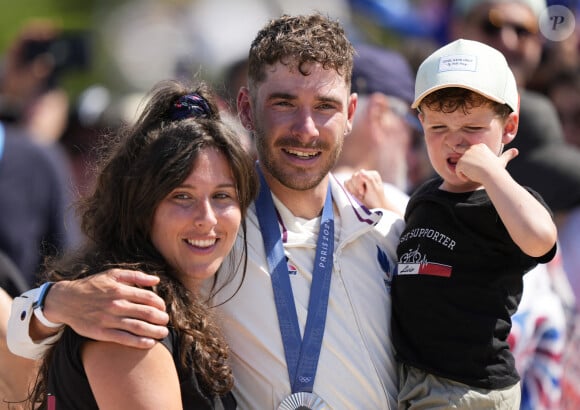 Victor Koretzky en fête avec sa femme Léa et leur fils
Victor Koretzky fête sa médaille d'argent aux JO de Paris après l'épreuve de cross country de VTT, avec sa femme Léa et leur fils. Photo by Nicolas Gouhier/ABACAPRESS.COM